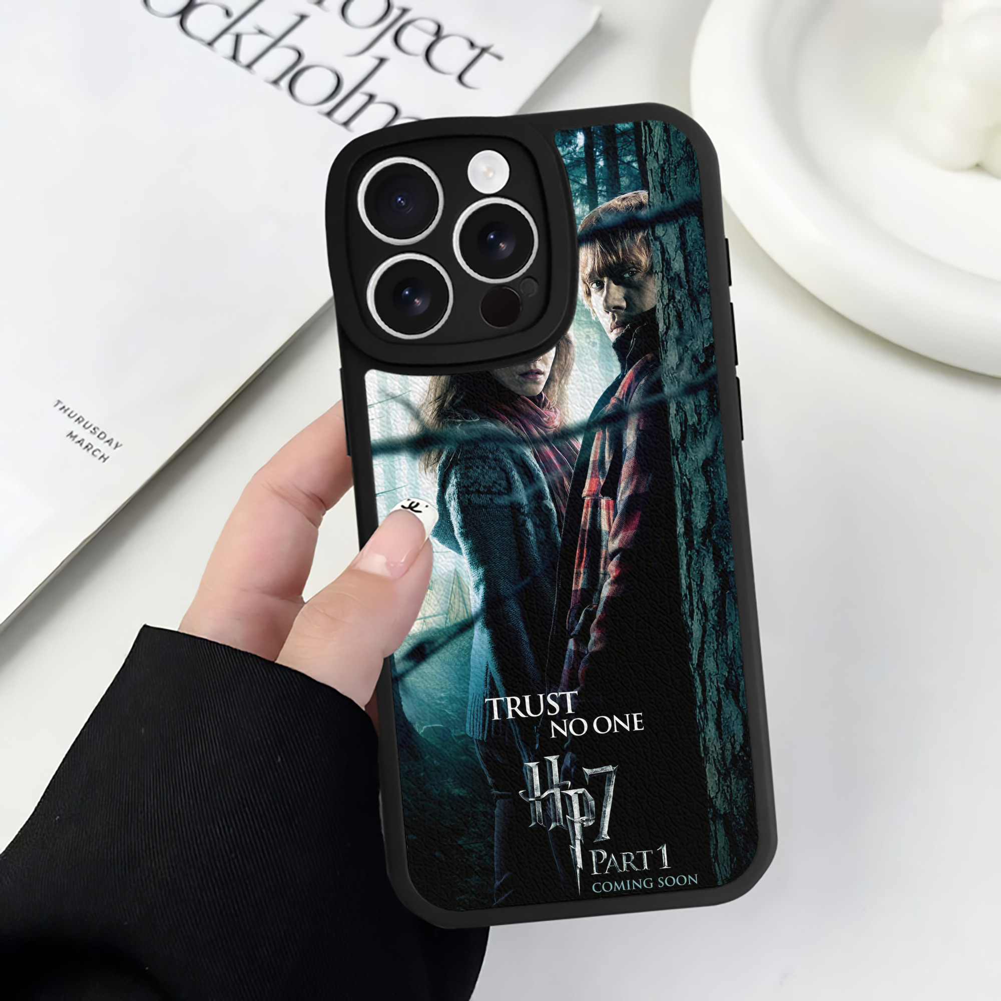 （画像用） Harry Potter ハリー・ポッターシリーズ 【iPhone 16シリーズ対応】シリコンスマホケース（レザー調） 材質：シリコン